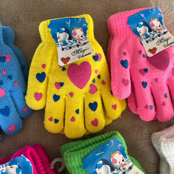 NWT 4 Pairs and 2 Pairs NWOT Magic Gloves Cute Kids Winter Super Soft Gloves - Picture 2 of 4
